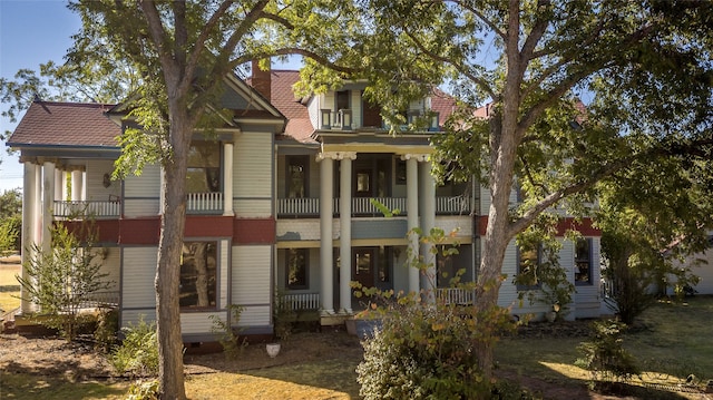 view of front facade featuring a balcony