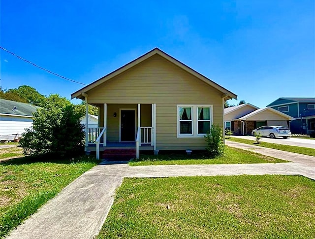 911 Dallas St, Port Neches, TX 77651 - bungalow-style house featuring a porch and a front lawn