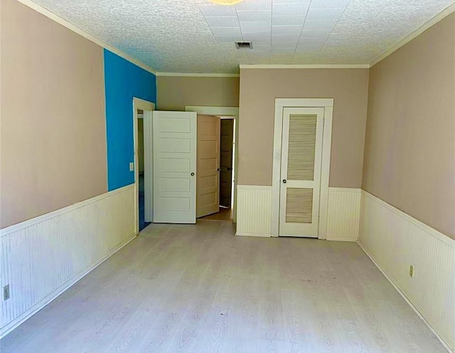 911 Dallas St, Port Neches, TX 77651 - empty room with wainscoting, wood finished floors, and visible vents