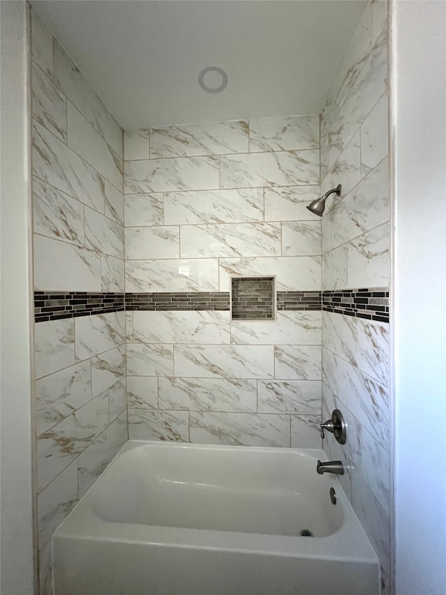 bathroom featuring tiled shower / bath combo