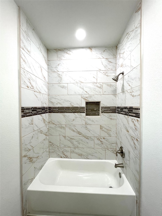 bathroom with tiled shower / bath combo