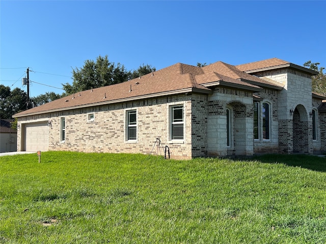 view of front of home featuring a front lawn and a garage