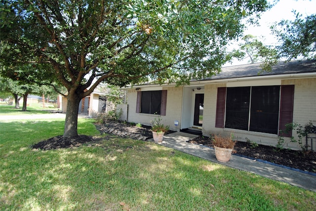 ranch-style house featuring a front yard