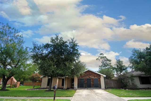 view of front of home featuring a front yard