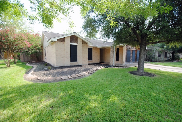 view of front facade with a front yard