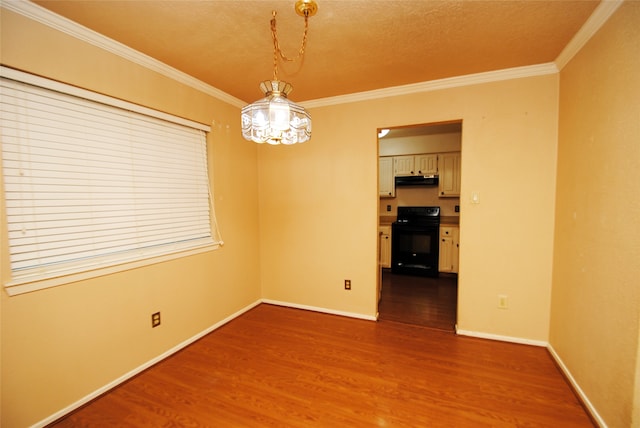 spare room with a notable chandelier, dark wood-type flooring, and crown molding