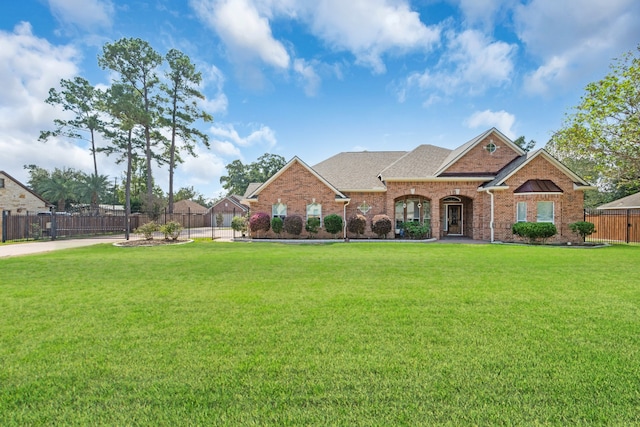 view of front of property featuring a front yard