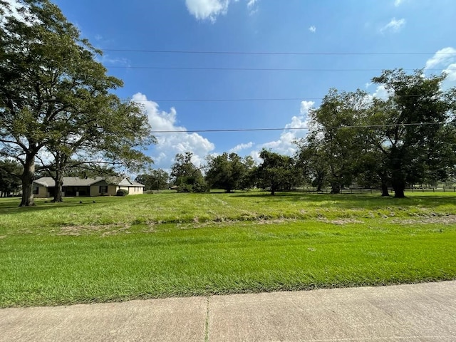 Listing photo 3 for 317 Wagon Wheel Trl, Angleton TX 77515