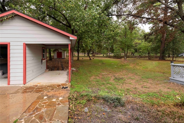 view of yard with an outdoor structure