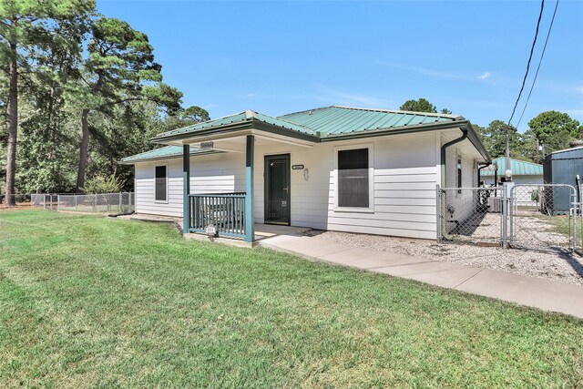 view of front of property with an outbuilding and a front yard