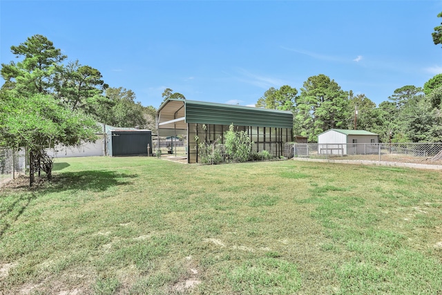 view of yard featuring an outbuilding