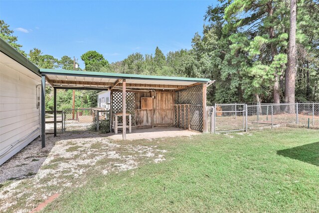 view of yard with an outdoor structure