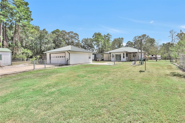 view of yard with an outdoor structure and a garage