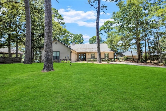 view of front facade featuring a front yard