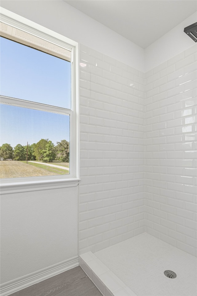 bathroom featuring a tile shower