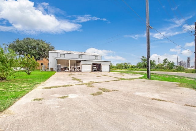 view of front of home featuring a front lawn and a garage