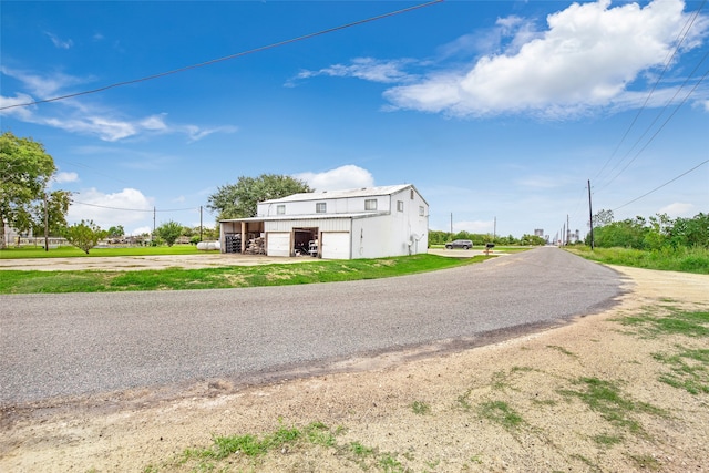 view of front of property featuring a front yard