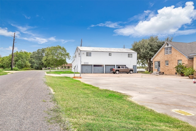 view of front of property featuring a front lawn and a garage