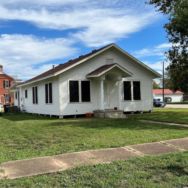 bungalow-style home featuring a front lawn