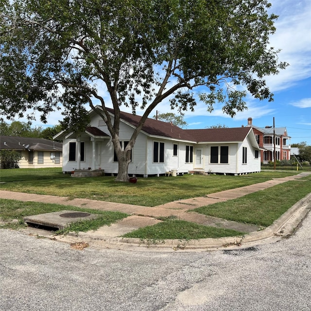 single story home with a front lawn