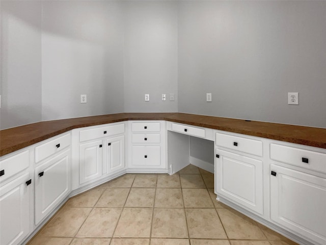 laundry area featuring light tile patterned floors