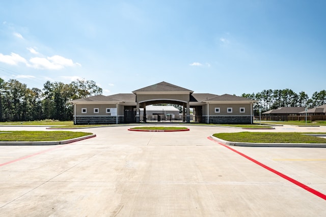 view of front of property with a front yard