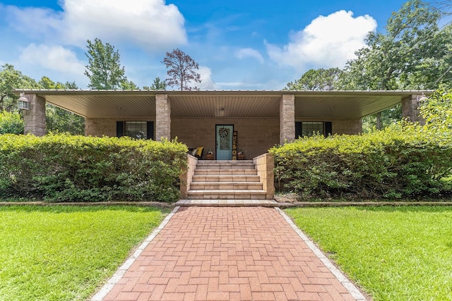 view of front of property with a front yard