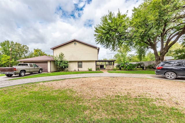 view of front of house featuring a front yard