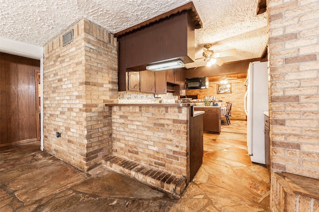 kitchen with kitchen peninsula, white fridge, a textured ceiling, and ceiling fan