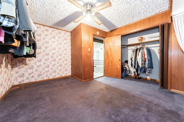 carpeted bedroom featuring ceiling fan, a textured ceiling, and a closet