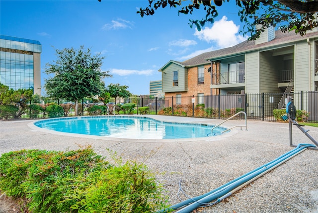 view of swimming pool