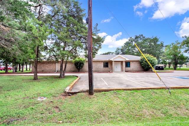 view of front of house featuring a front yard