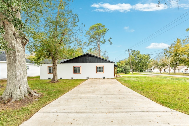 view of front of house featuring a front lawn