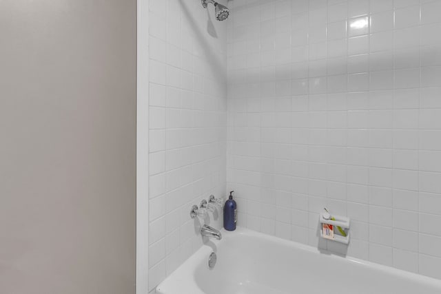 bathroom with tiled shower / bath