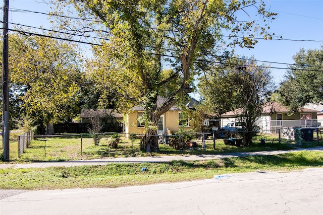 view of front of house featuring a front yard