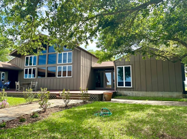 view of front facade featuring a front lawn