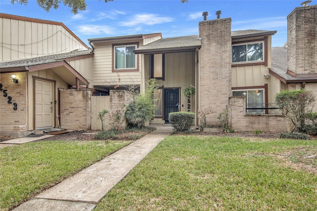 view of front of property featuring a front yard