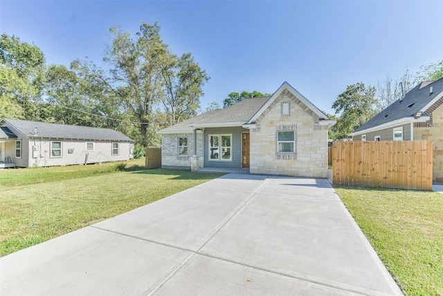 view of front of property with a front yard