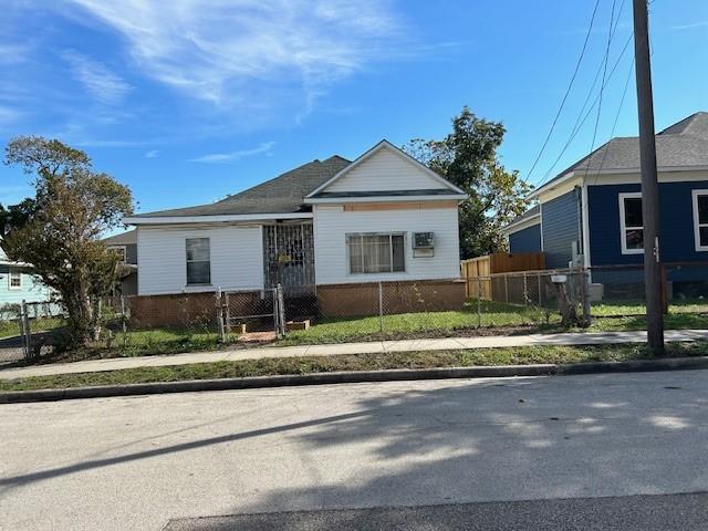 32 N Ennis St, Houston, TX 77003 - photo 1