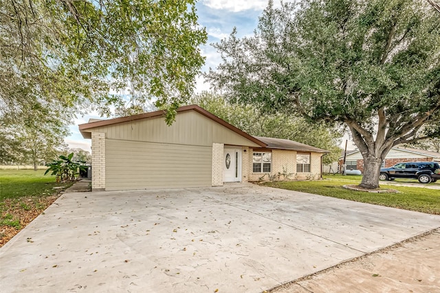 view of front of house with a front lawn