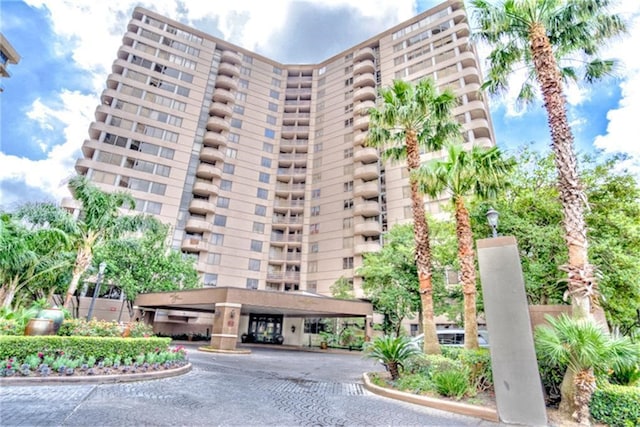 3525 Sage Rd Unit 403, Houston TX, 77056, 2 bedrooms, 2 baths condo for sale