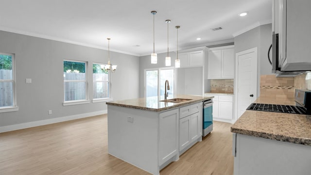 kitchen with sink, stainless steel appliances, light hardwood / wood-style flooring, a kitchen island with sink, and white cabinets