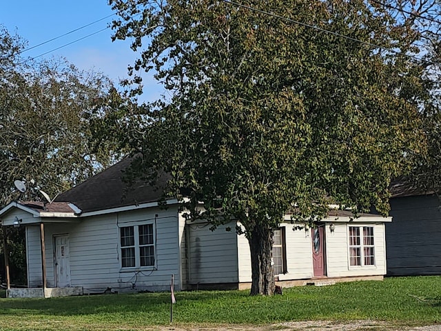 view of front of home featuring a front lawn