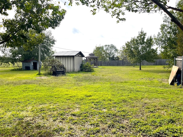 view of yard featuring a storage unit