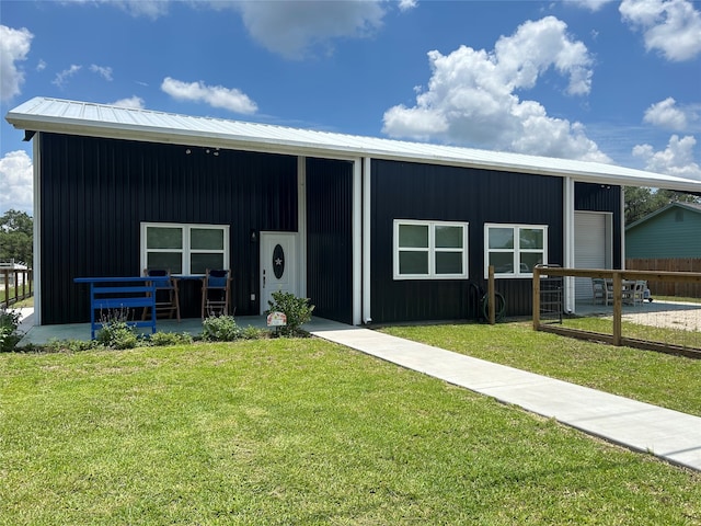 view of front of property with a front yard