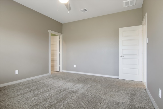 carpeted empty room featuring ceiling fan