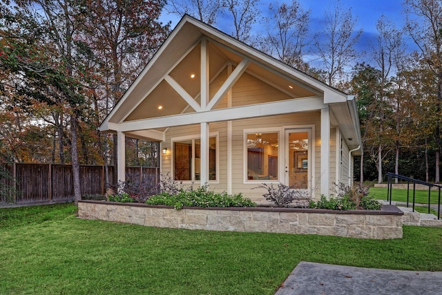 view of front of home featuring a front lawn