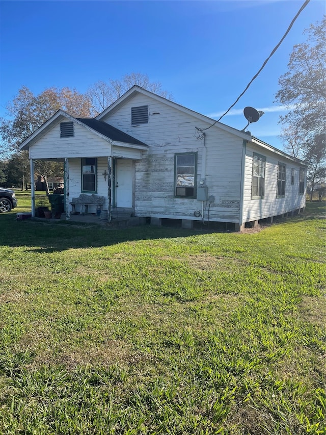 view of front of home with a front yard