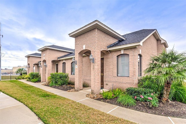 view of front facade with a front yard