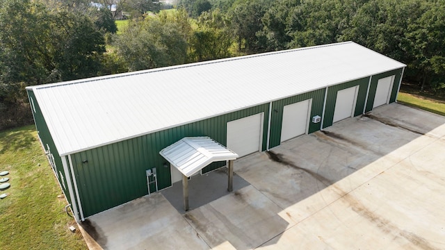 view of outdoor structure featuring a garage and a yard